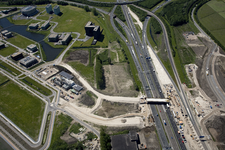 802474 Luchtfoto van de werkzaamheden aan het Orteliusviaduct over de autosnelweg A2 te Utrecht, uit het noorden; liks ...